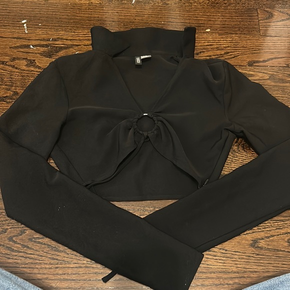 H&M Tops - H&M Divided Cropped Long Sleeve XS